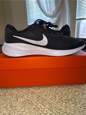 Nike Revolution 7 Black and White Lightweight sneakers size 11 new